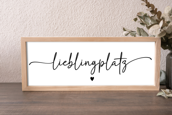 Holzschild „Lieblingsplatz“ aus Eschenholz mit schwarzem 3D-Acryl-Schriftzug – stilvolle Wanddeko und Geschenkidee für Zuhause